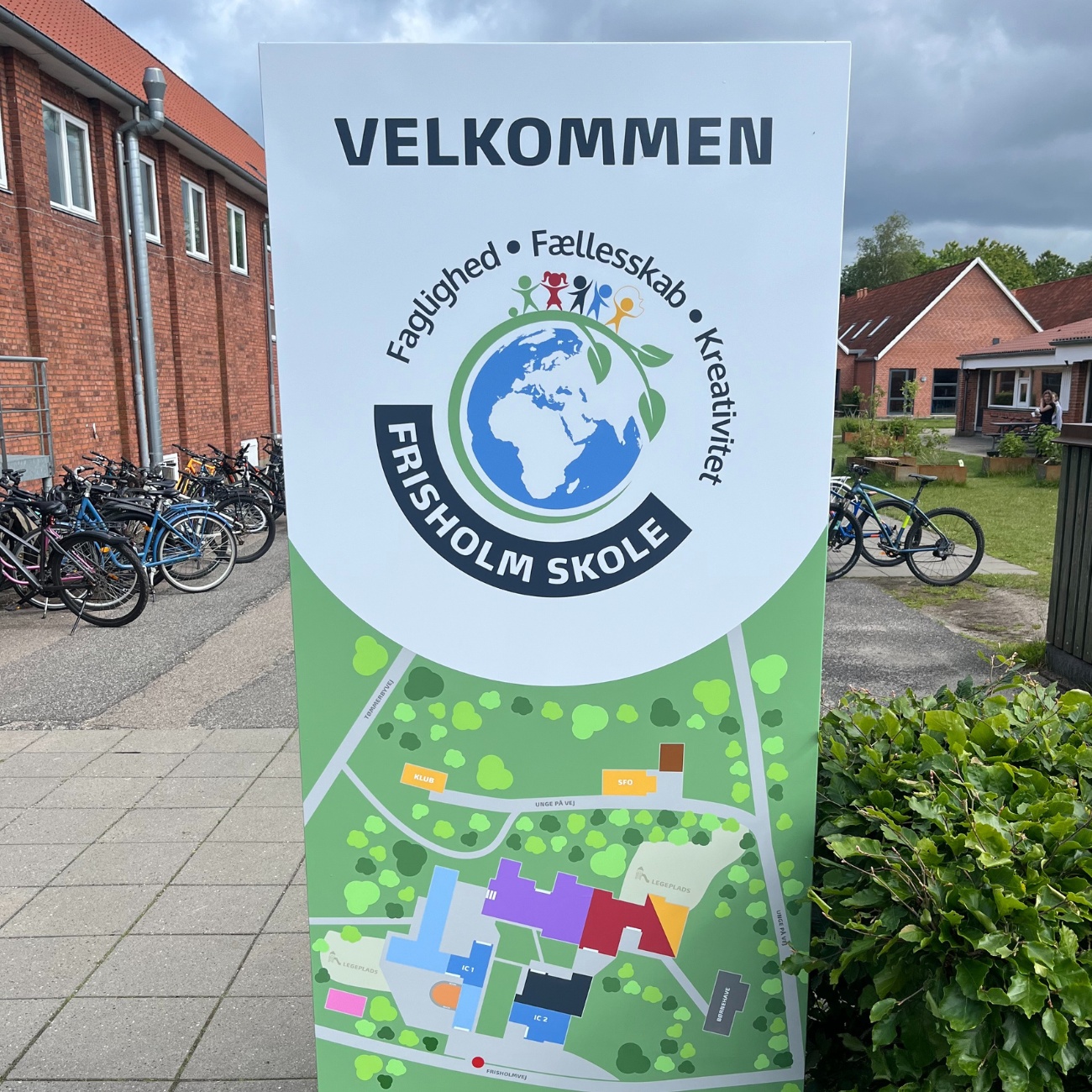 Pylon med Velkommen til Frisholm skole og oversigtskort