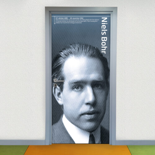 Udsmyk dørene i skolen med vores udvalg af dørfolie med store personligheder til gange og lokaler. Her med Niels Bohr.