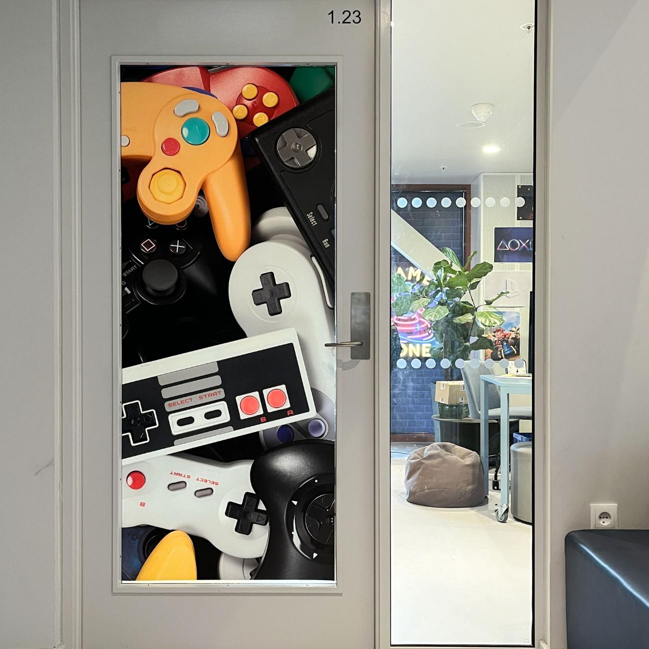 Dørfolie ind til gamerrum i fritidstilbud