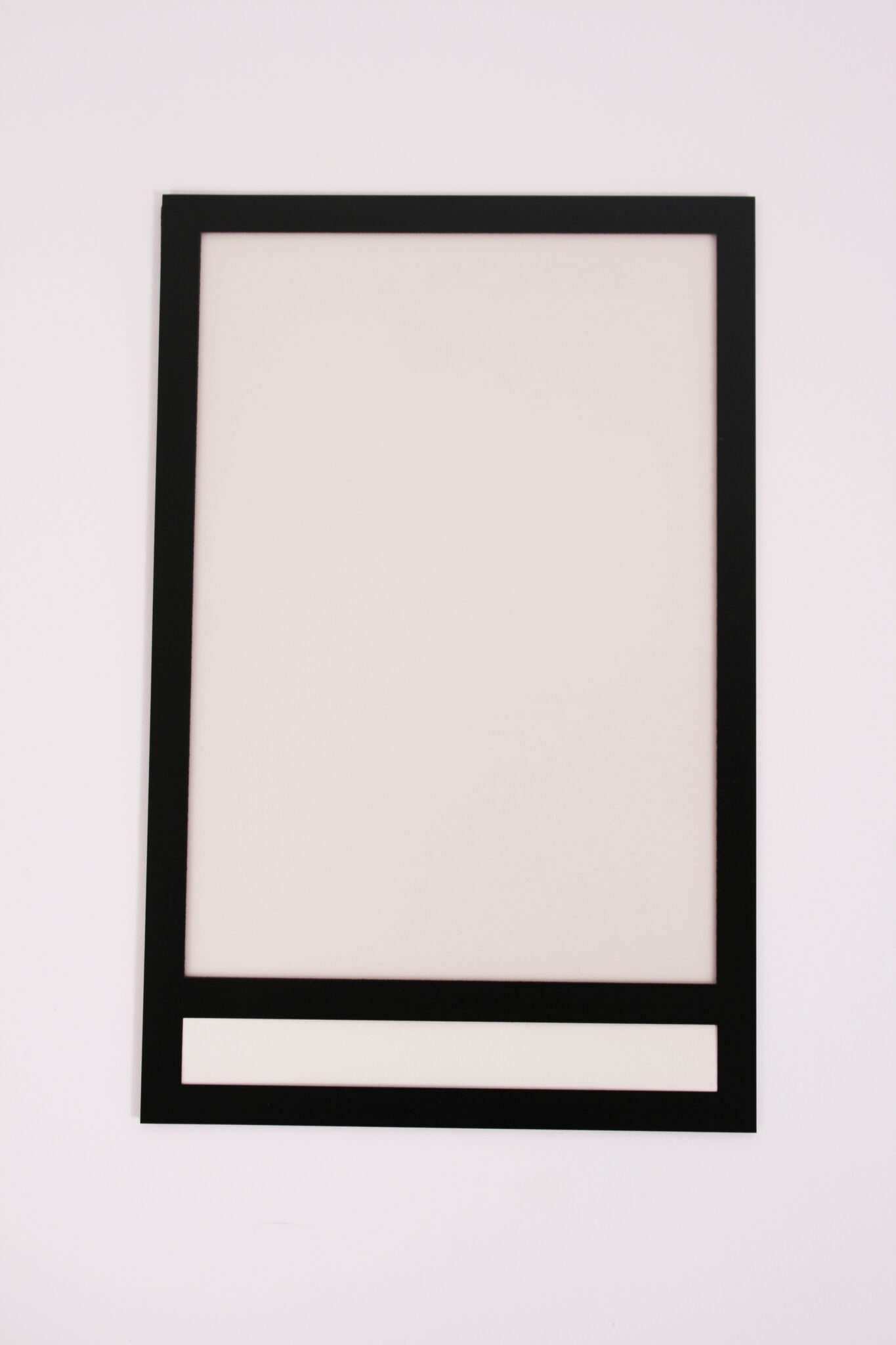 Vælg mellem en magnetisk og en selvklæbende fotoramme til væggen i stilfuldt, sort design á 5 stk. i størrelsen 10x15 cm.