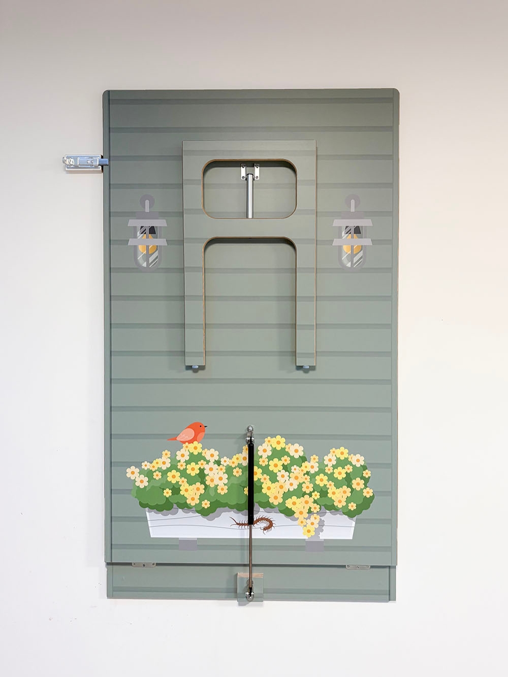 Folie på bagsiden af væghængt klapbord i dagtilbud