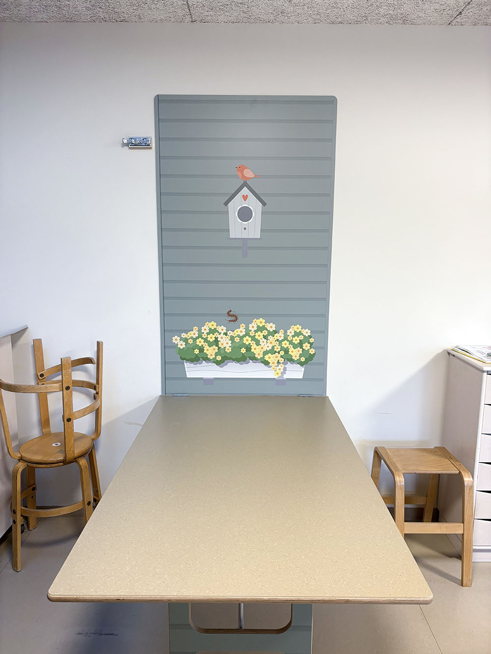 Folie bag væghængt klapbord i dagtilbud