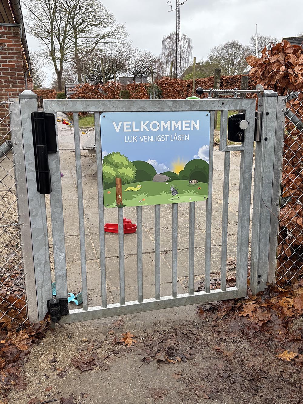 Velkomstskilt monteret på låge til børnehus