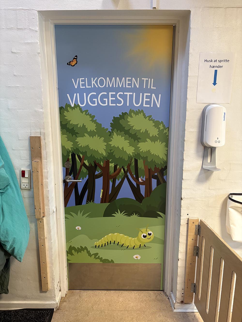 Dørfolie ved indgang til vuggestue