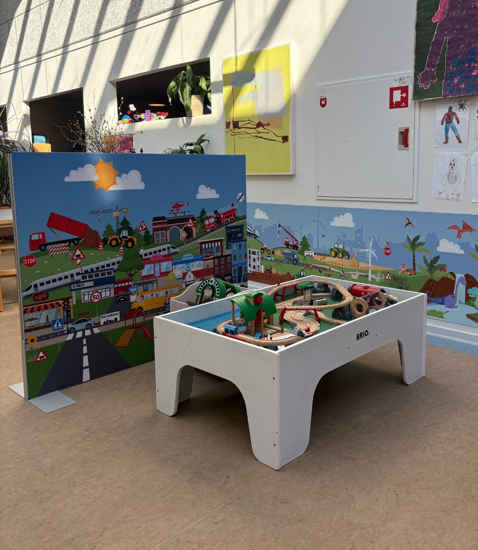 Skærmvæg med konstruktion til legezone