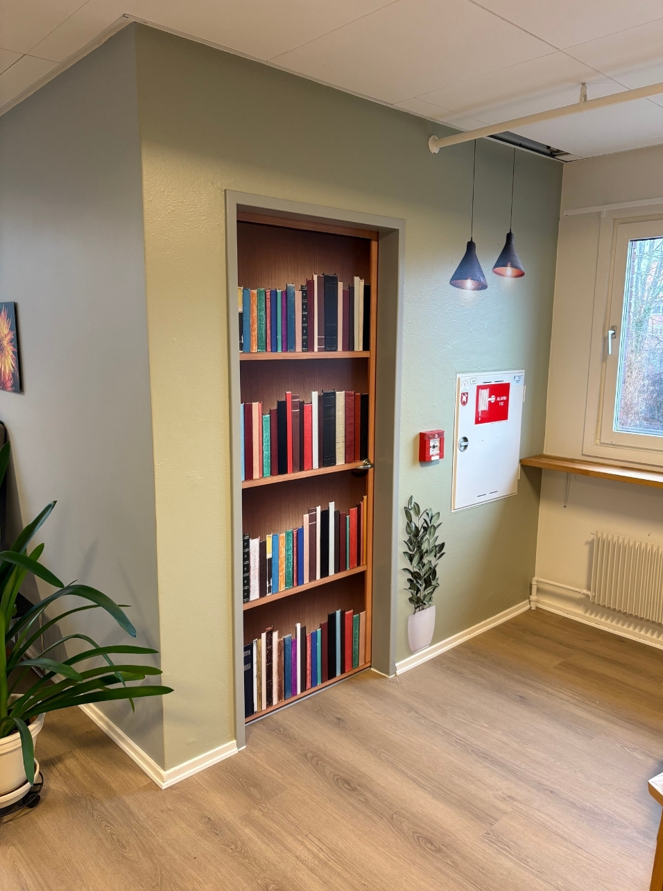 Dørfolie til at skjule udgang til demensvenlige miljøer