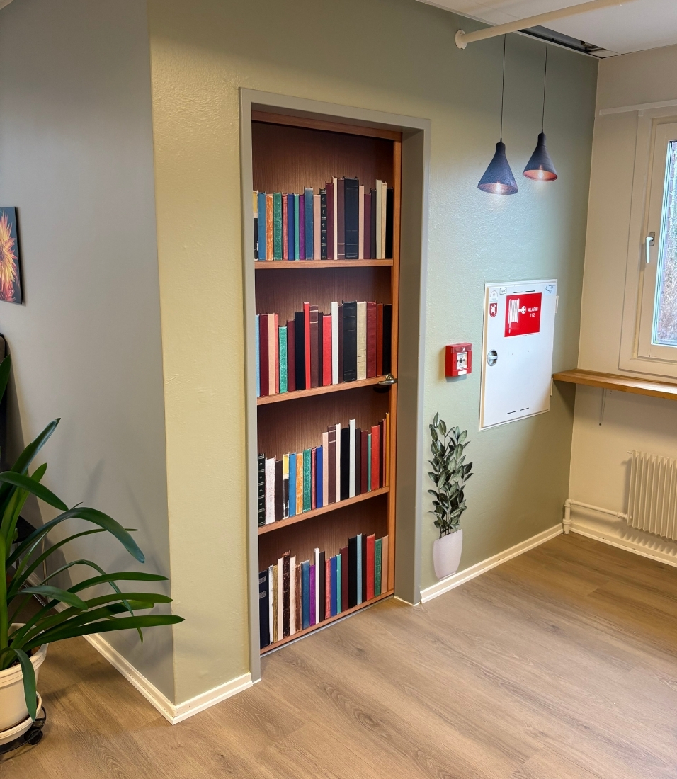 Dør- og vægfolie i plejecenter til hjemliggørrelse