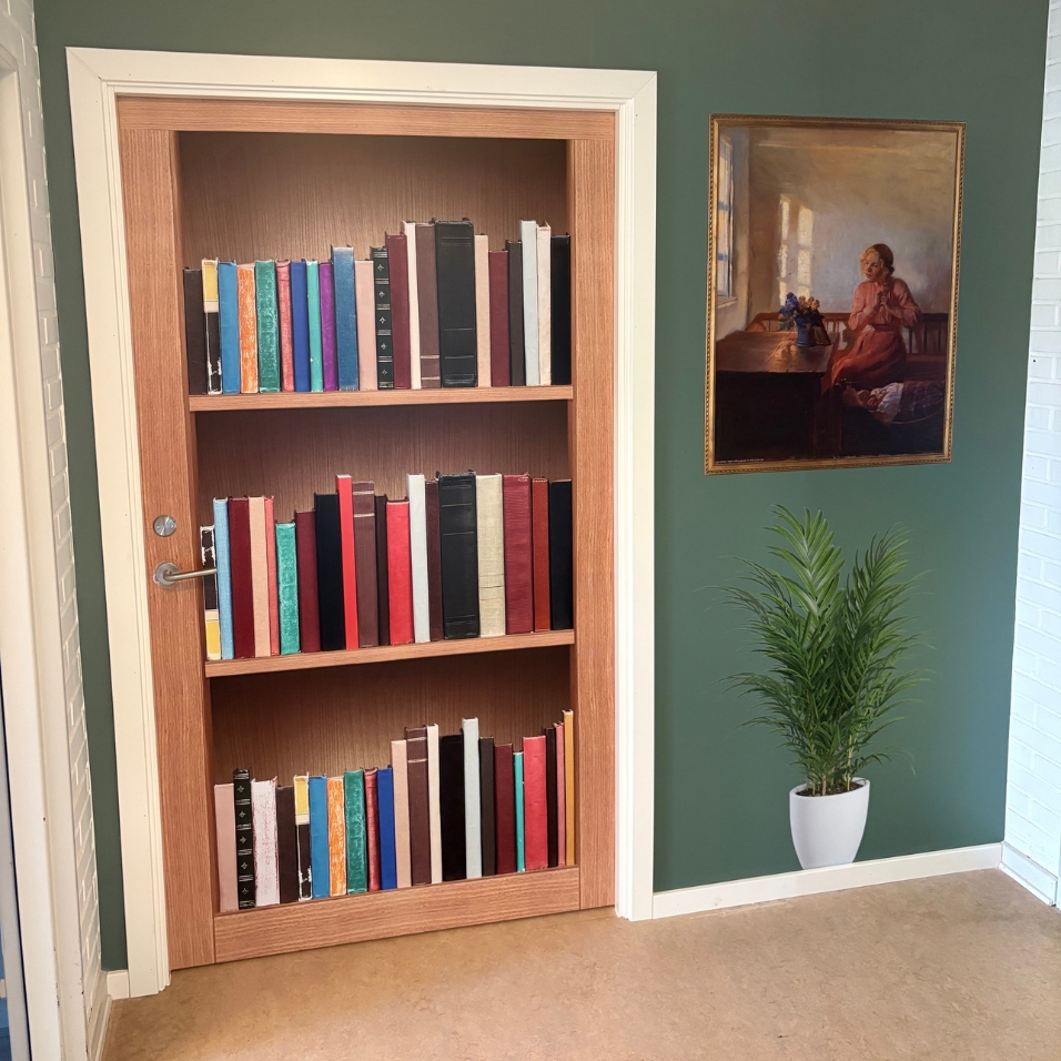 Dørfolie og vægfolie foran udgang på plejehjem