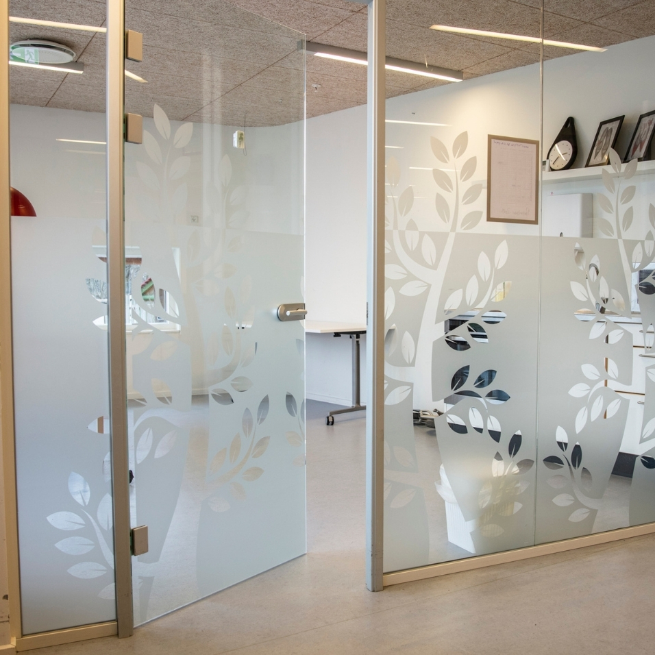 Dusted folie ind til kontor i plejesektor