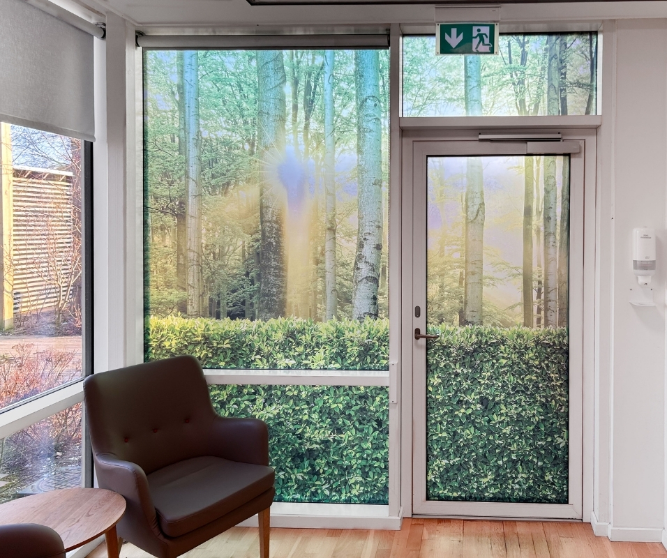 Vinduesfolie der skjuler udgang på plejecenter