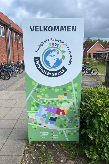 Pylonskilt til grundskole med oversigtskort