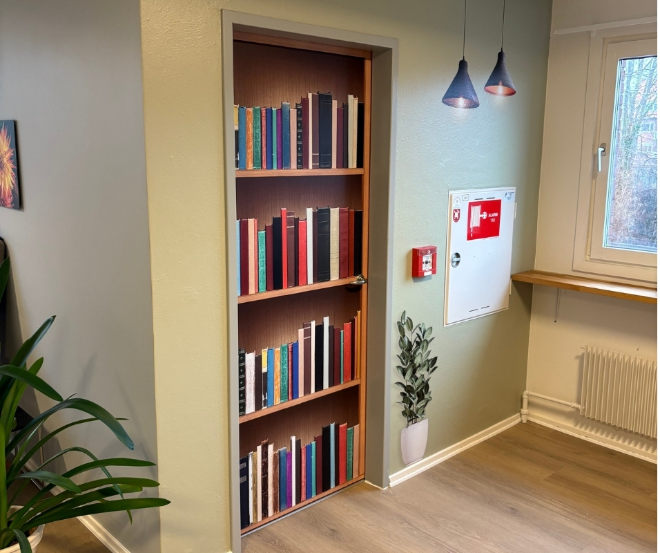 Dør- og vægfolie i plejecenter til hjemliggørrelse