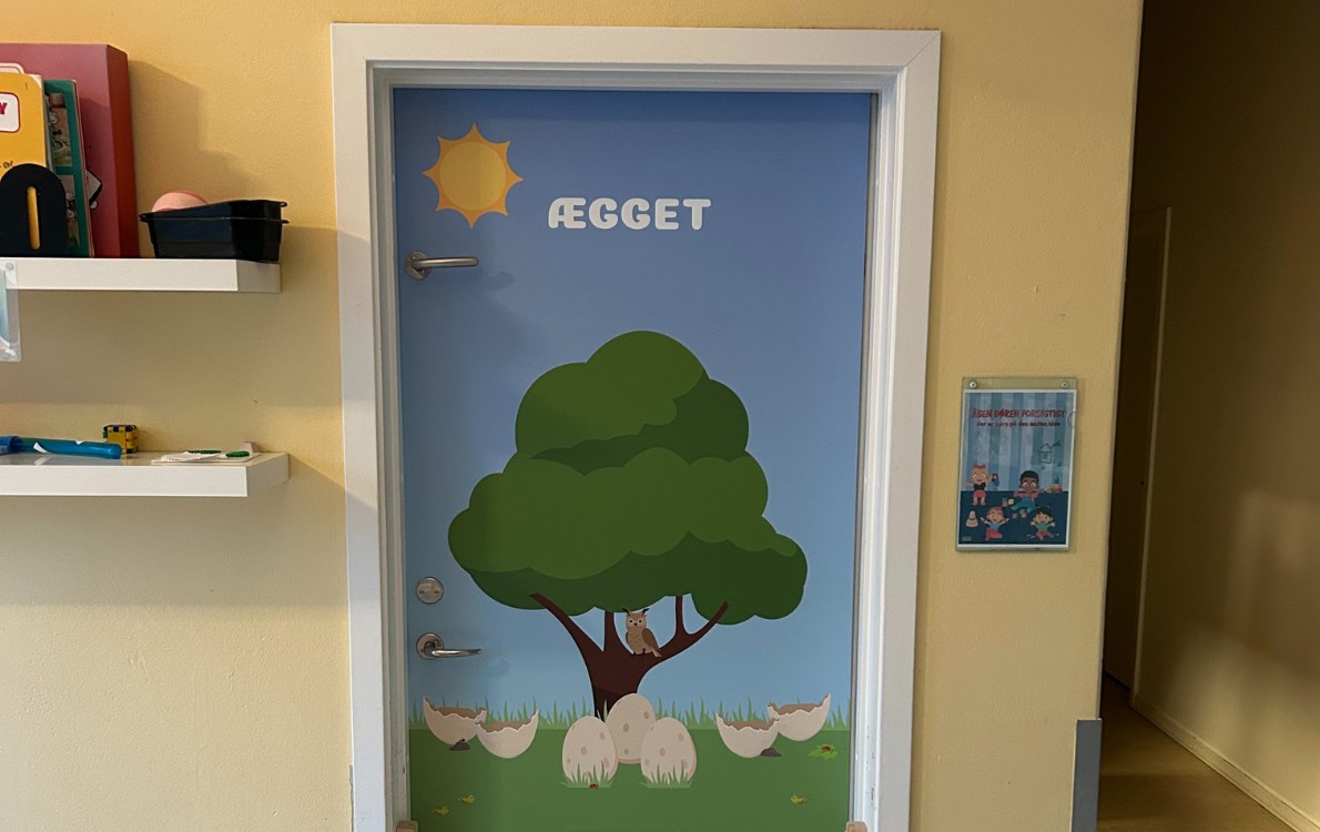 Dørfolie med indgang til stue i børnehave