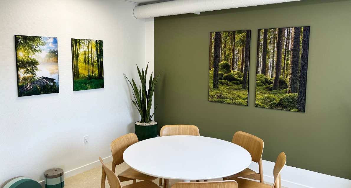 Kontormiljø i plejesektor med akustikbilleder af natur