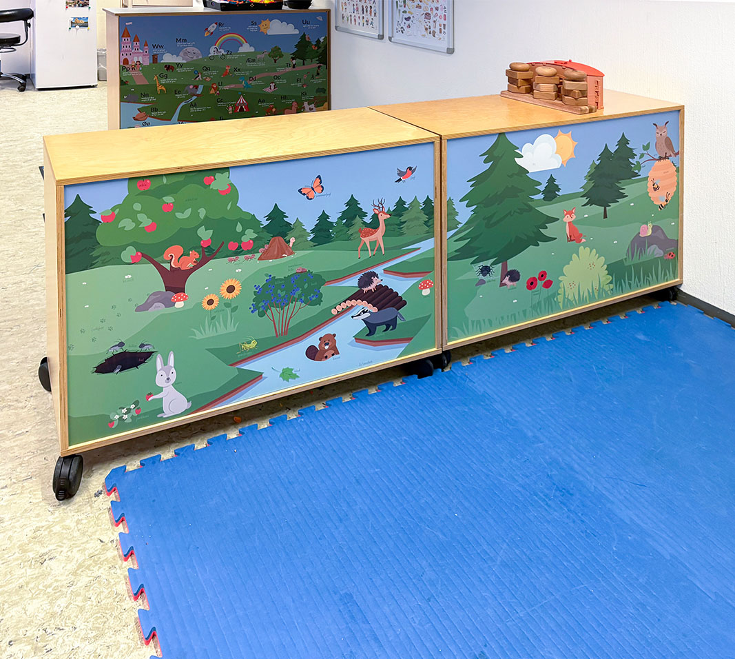 Møbelfolie på flytbar reol i dagtilbud