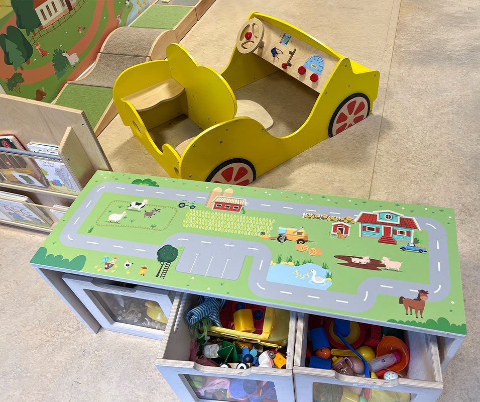 Møbelfolie på flytbar reol i dagtilbud