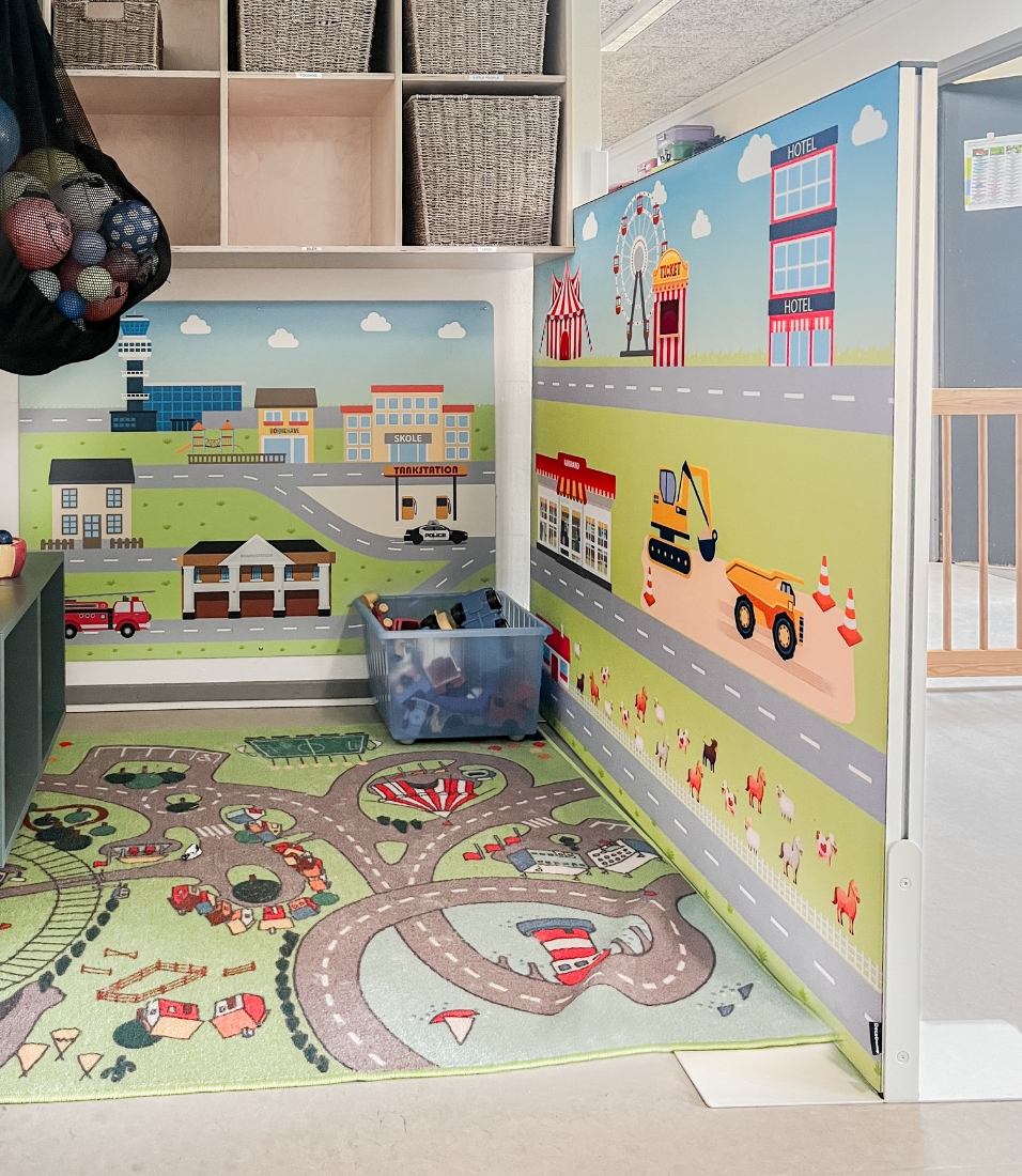 Skærmvægge med bilbaner til legezone