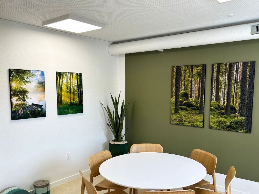 Personalerum med akustikbilleder