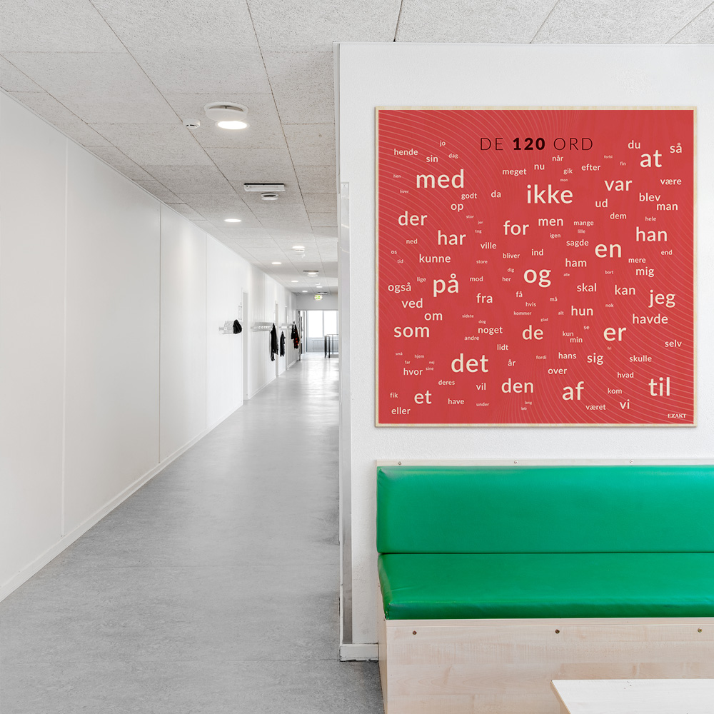 Læringsplade i træfiner med SI120OrdDansk i klasselokale