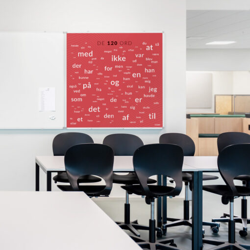 Whiteboard med SI120OrdDansk i klasselokale