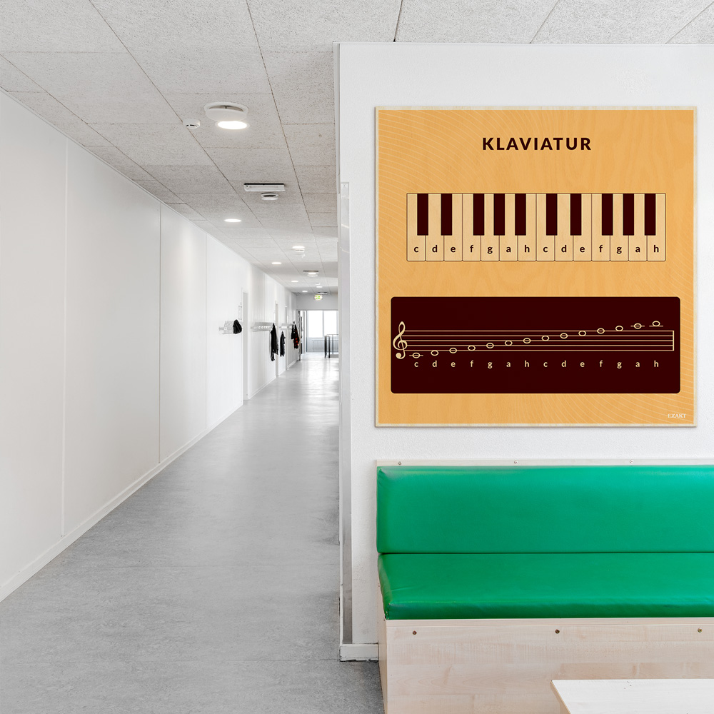 Læringsplade i træfiner med Klaviatur i klasselokale