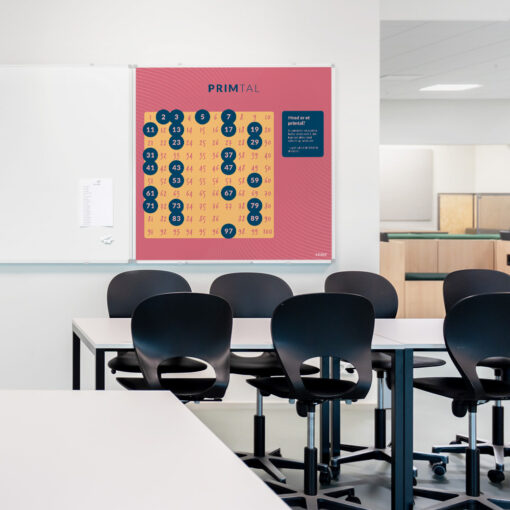 Whiteboard med Primtal i klasselokale