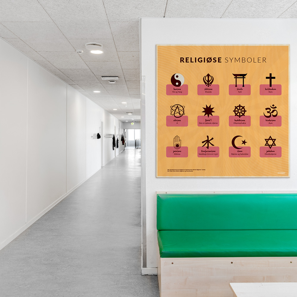 Læringsplade i træfiner med ReligionSymboler i klasselokale