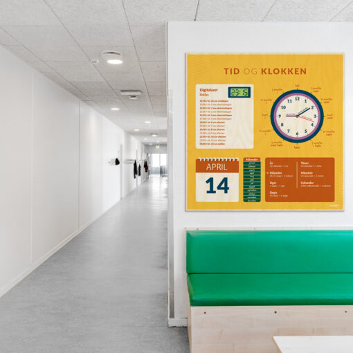 Læringsplade i træfiner med TidKlokken i klasselokale