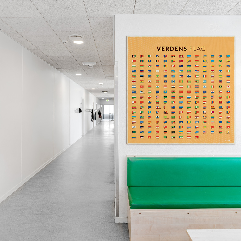 Læringsplade i træfiner med VerdensFlag i klasselokale