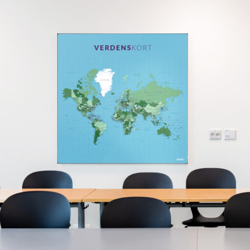 Akustik med Verdenskort i klasselokale