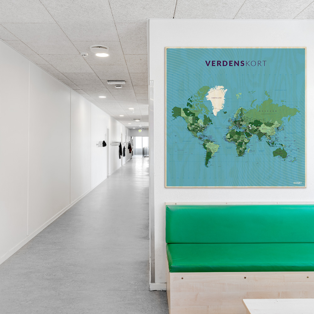 Læringsplade i træfiner med Verdenskort i klasselokale