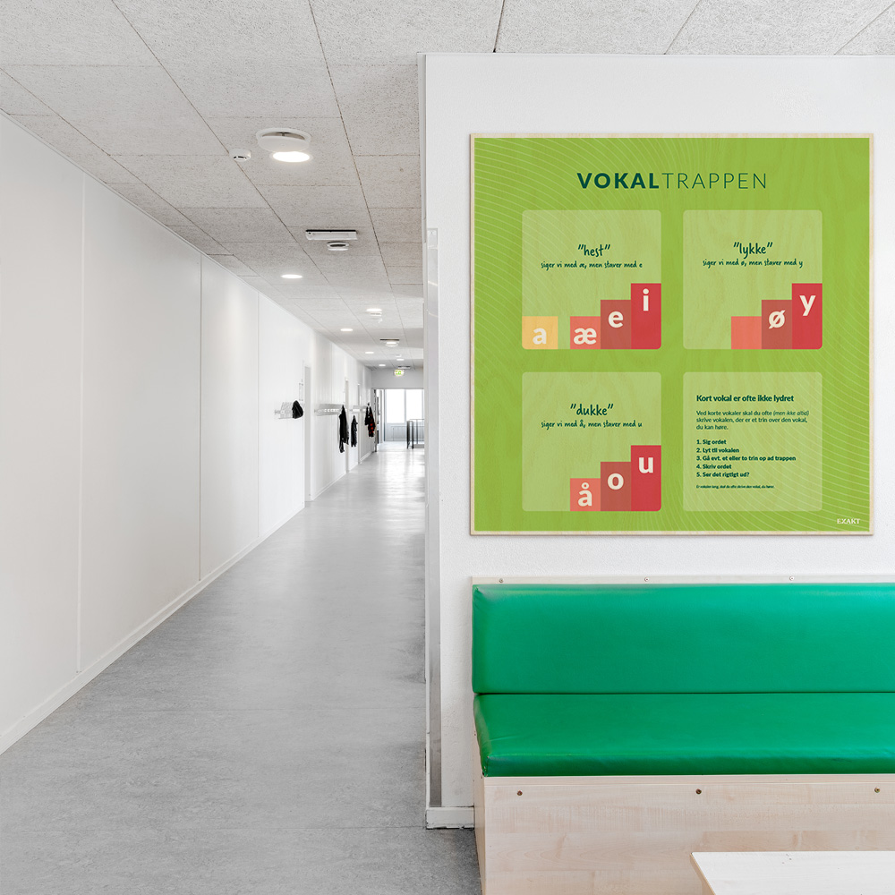Læringsplade i træfiner med Vokaltrappe i klasselokale