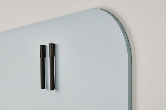 Nærbillede af whiteboardtavle med afrundet hjørne