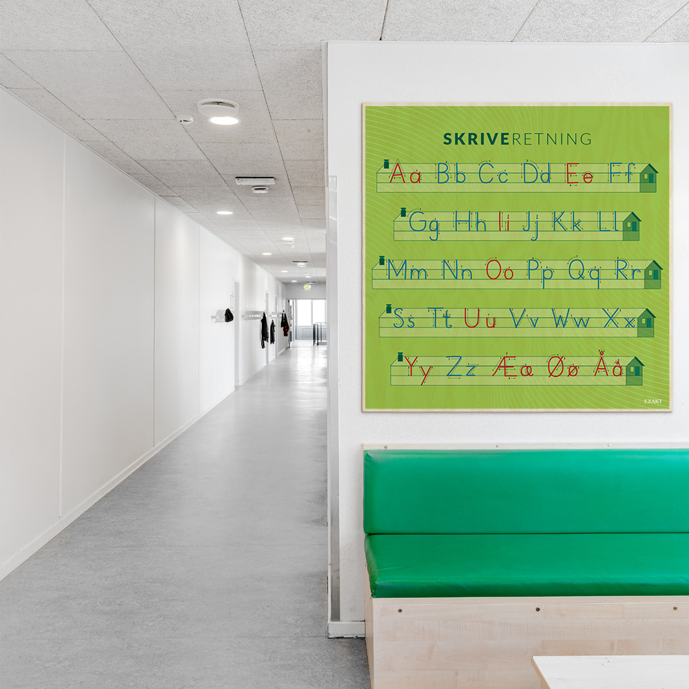 Læringsplade i træfiner med Skriveretning i klasselokale