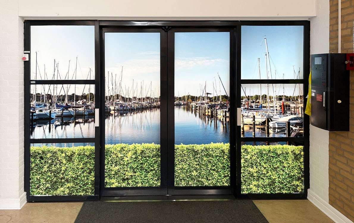 Dørfolie på indgangsparti til plejecenter