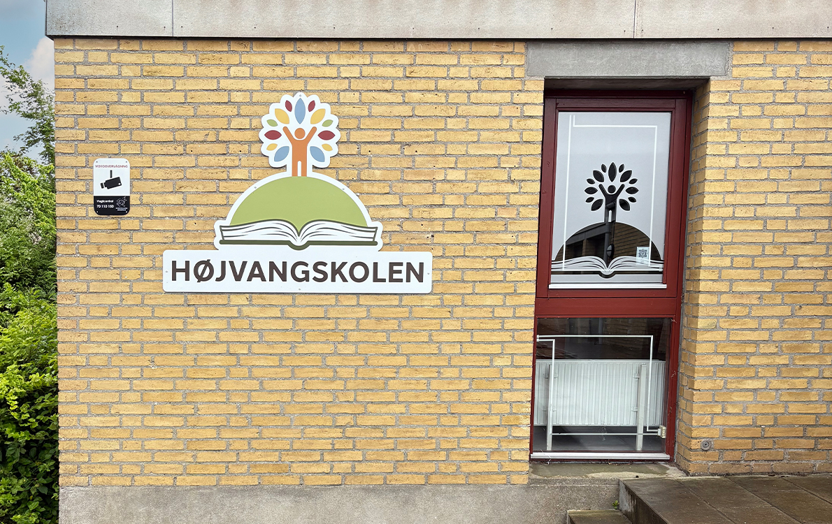Logo på facade og dørfolie ind til skole