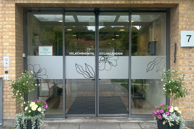 Dusted folie ved indgangsparti til plejehjem