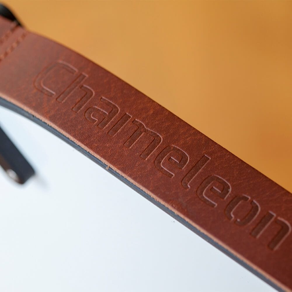Chameleon Portable er et transportabelt whiteboard med ægte cognacfarvet Buffalo læder­rem.